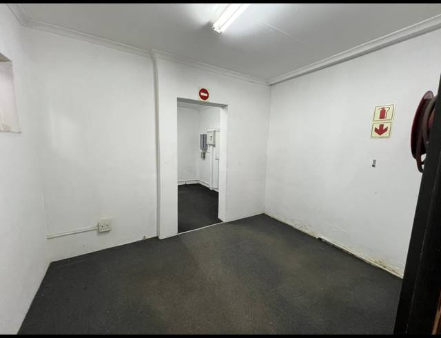 301M² WAREHOUSE TO LET IN LASER PARK